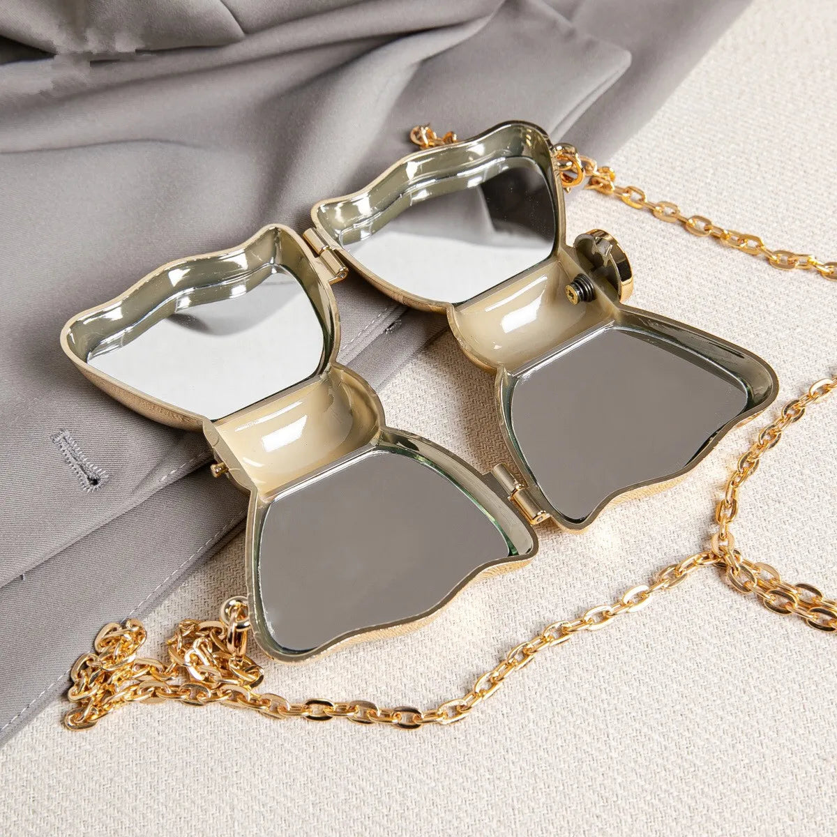 Women’s Mini Metallic Heart-Shaped Clutch – Fashion Chain Handbag with Hasp Closure