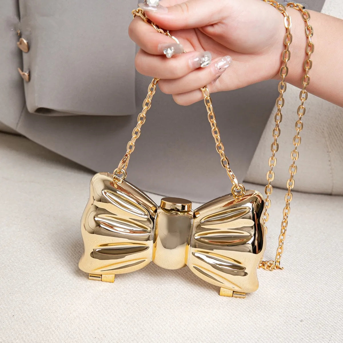 Women’s Mini Metallic Heart-Shaped Clutch – Fashion Chain Handbag with Hasp Closure