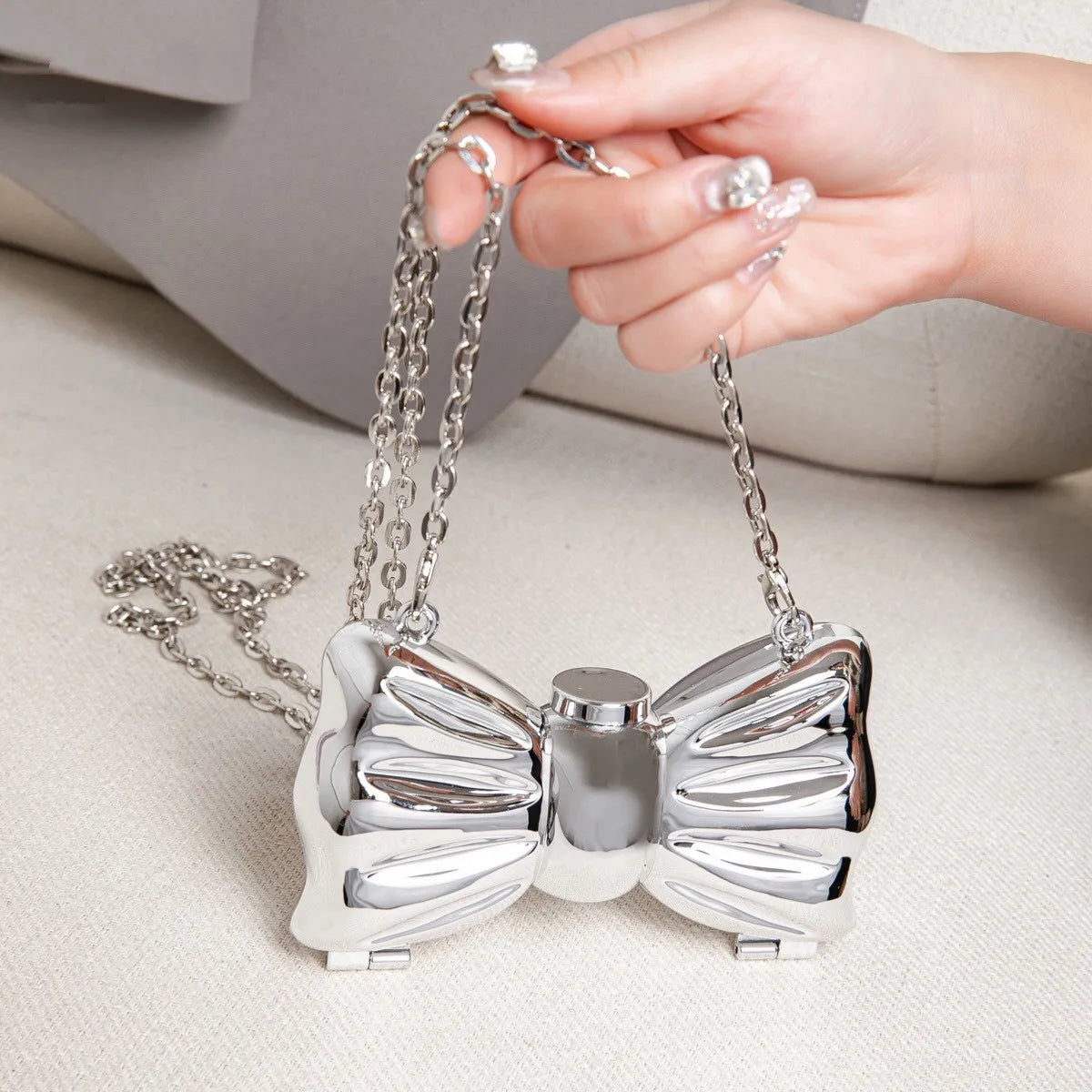 Women’s Mini Metallic Heart-Shaped Clutch – Fashion Chain Handbag with Hasp Closure